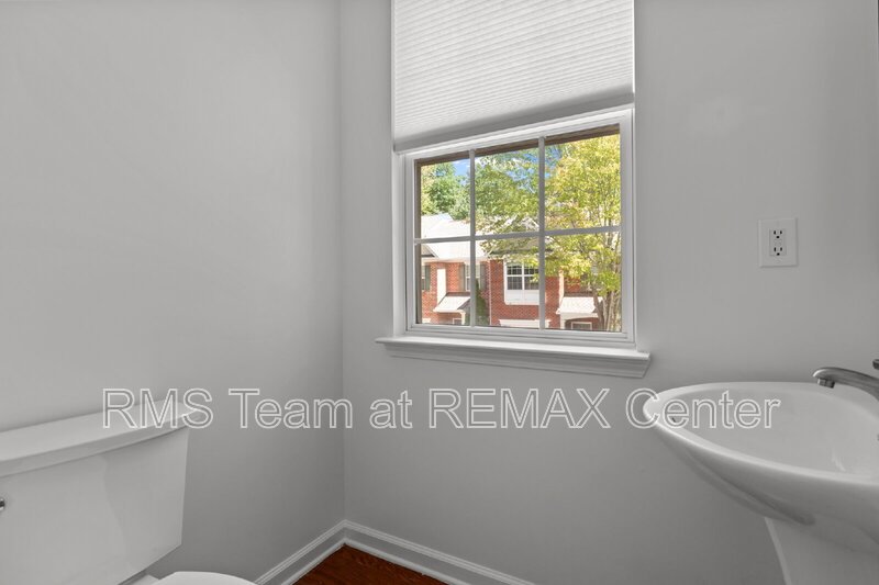 BEAUTIFUL & SPACIOUS TOWNHOME IN GATED COMMUNITY DULUTH property image