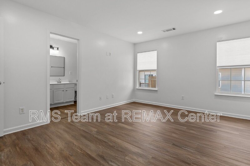 BEAUTIFUL & SPACIOUS TOWNHOME IN GATED COMMUNITY DULUTH property image