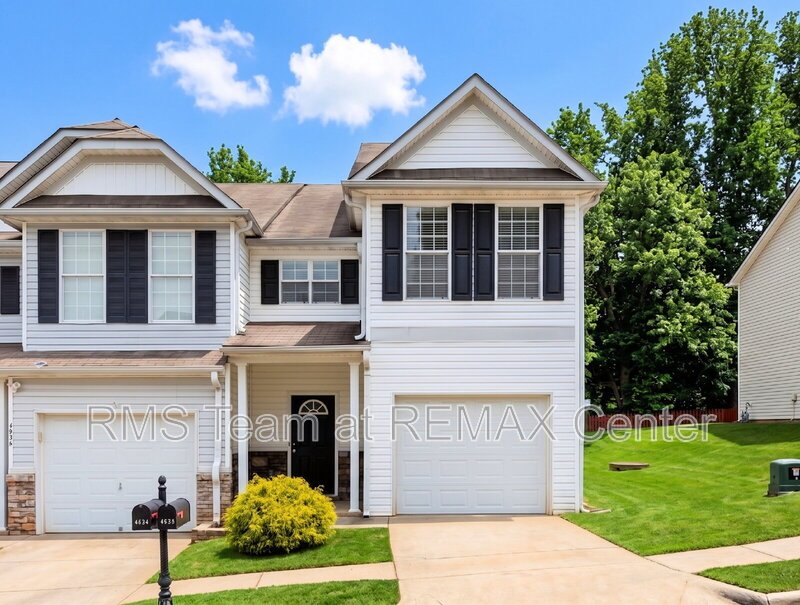 End Unit Townhouse in Flowery Branch property image