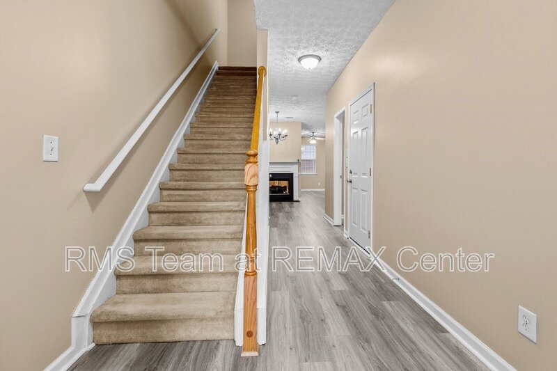 End Unit Townhouse in Flowery Branch property image