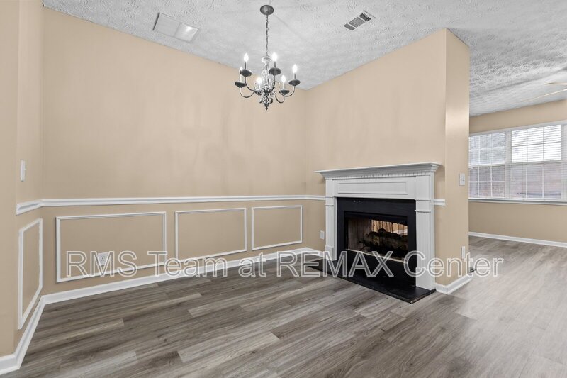 End Unit Townhouse in Flowery Branch property image
