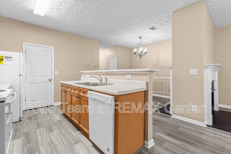 End Unit Townhouse in Flowery Branch property image