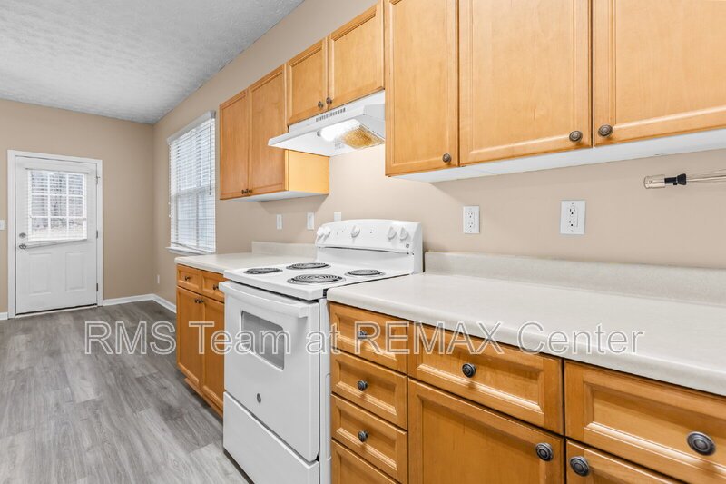 End Unit Townhouse in Flowery Branch property image