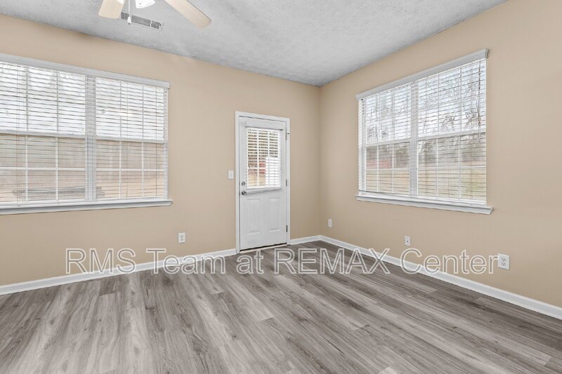 End Unit Townhouse in Flowery Branch property image