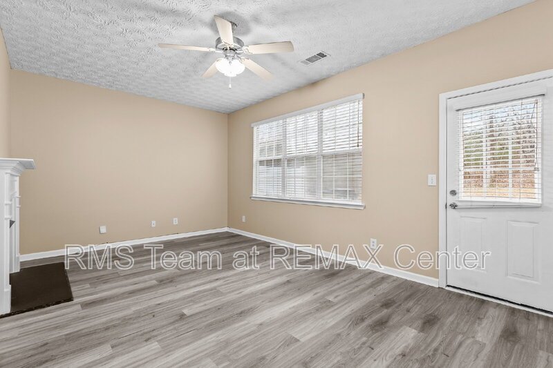 End Unit Townhouse in Flowery Branch property image