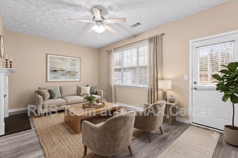 End Unit Townhouse in Flowery Branch property image