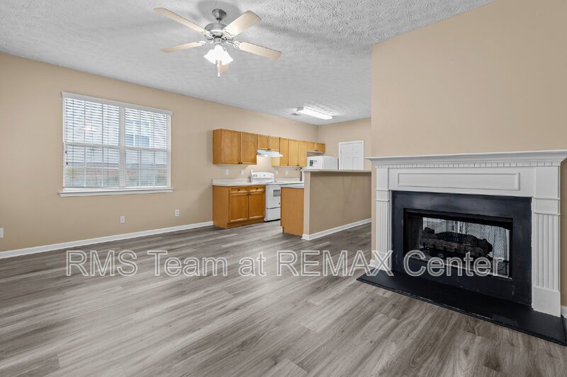 End Unit Townhouse in Flowery Branch property image
