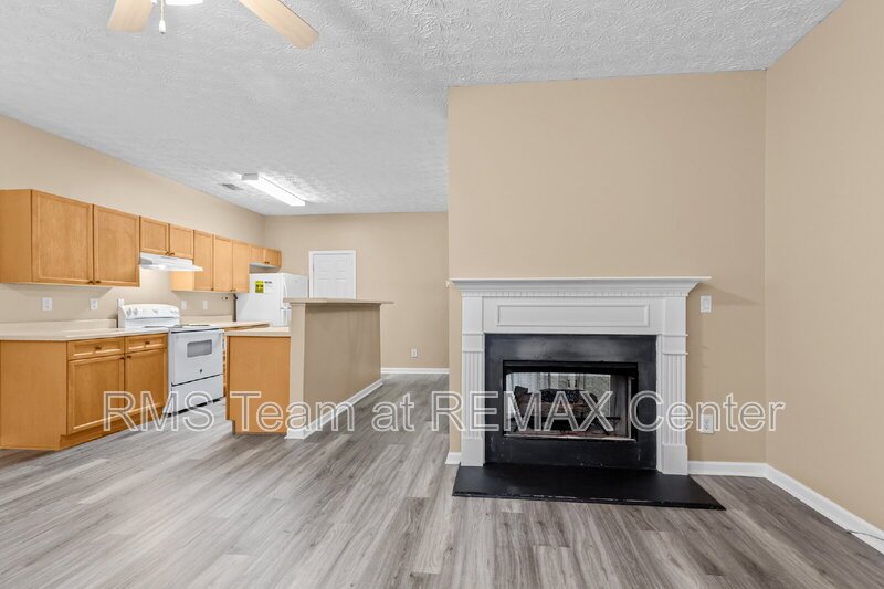 End Unit Townhouse in Flowery Branch property image