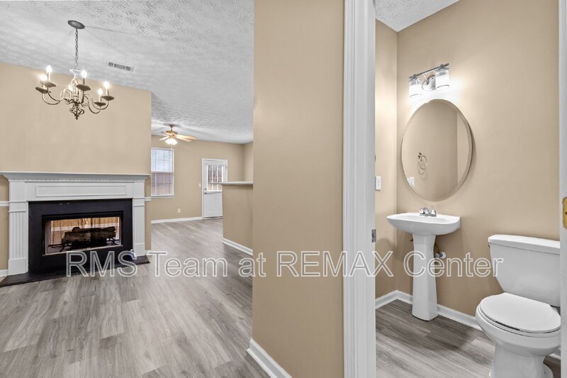 End Unit Townhouse in Flowery Branch property image