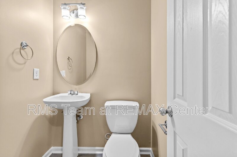 End Unit Townhouse in Flowery Branch property image