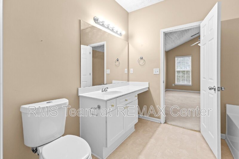 End Unit Townhouse in Flowery Branch property image