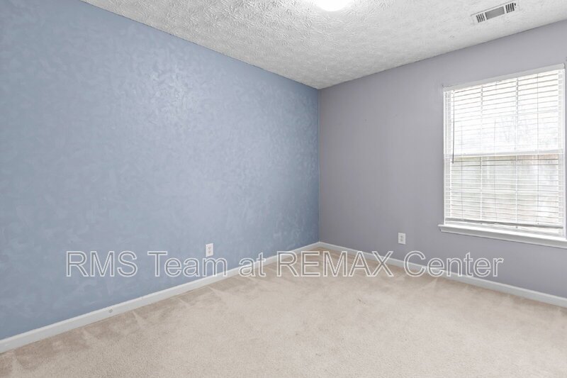 End Unit Townhouse in Flowery Branch property image