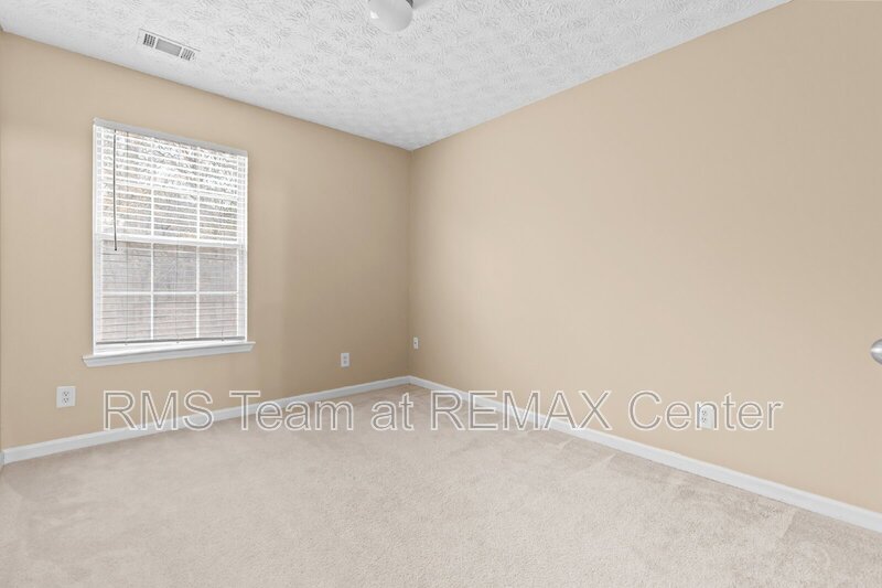 End Unit Townhouse in Flowery Branch property image
