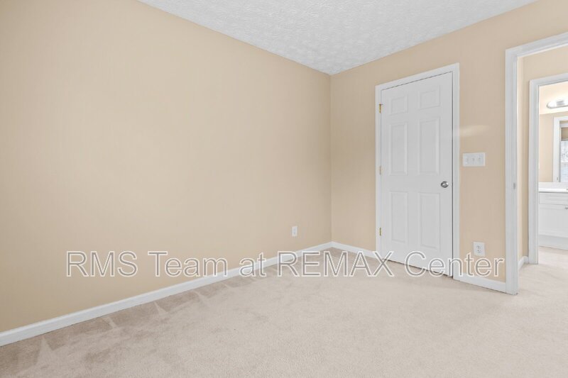 End Unit Townhouse in Flowery Branch property image