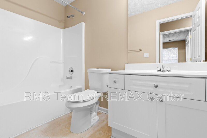 End Unit Townhouse in Flowery Branch property image