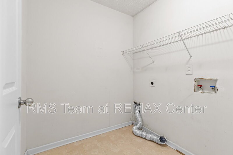 End Unit Townhouse in Flowery Branch property image