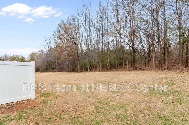 End Unit Townhouse in Flowery Branch property image