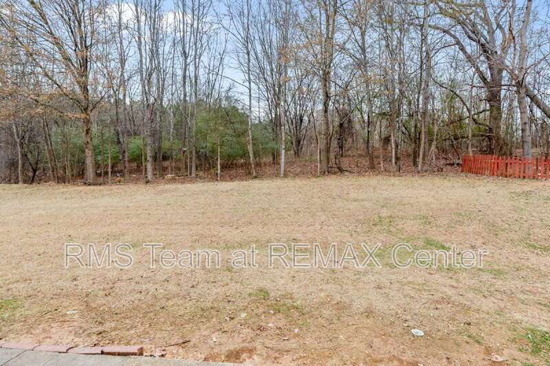 End Unit Townhouse in Flowery Branch property image
