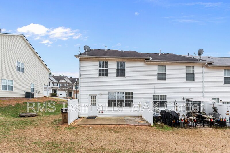 End Unit Townhouse in Flowery Branch property image