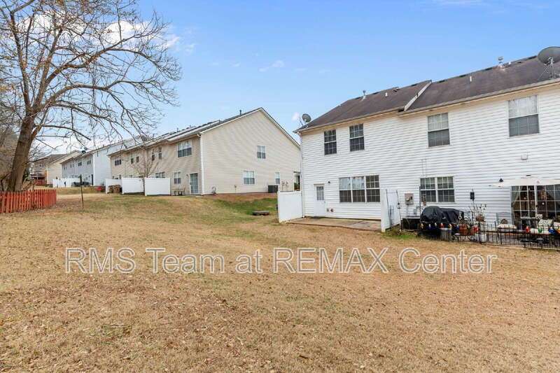 End Unit Townhouse in Flowery Branch property image