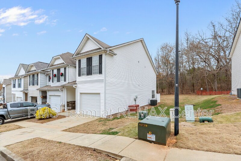 End Unit Townhouse in Flowery Branch property image
