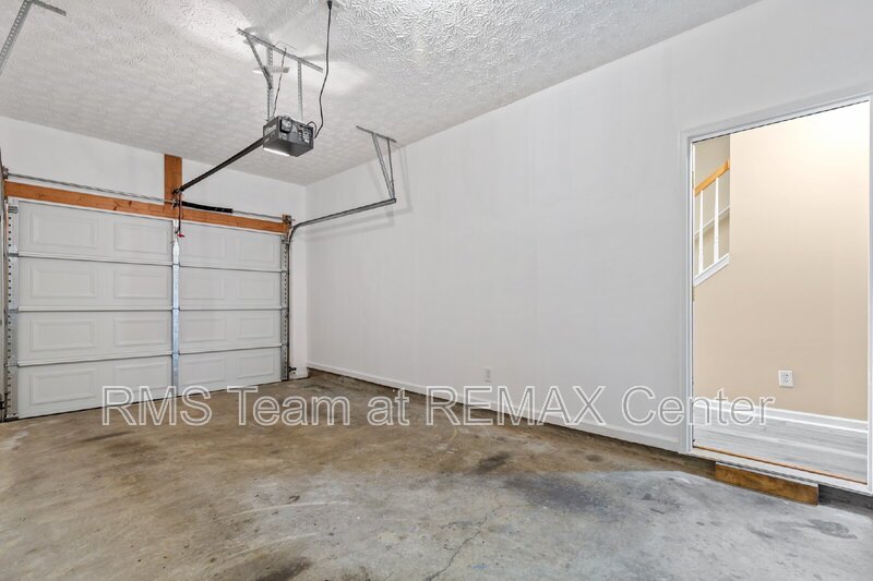 End Unit Townhouse in Flowery Branch property image